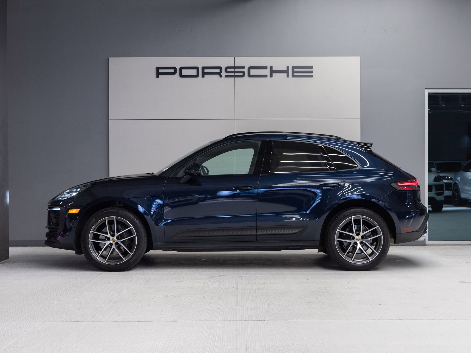 Certified 2023 Porsche Macan AWD/4WD image 2