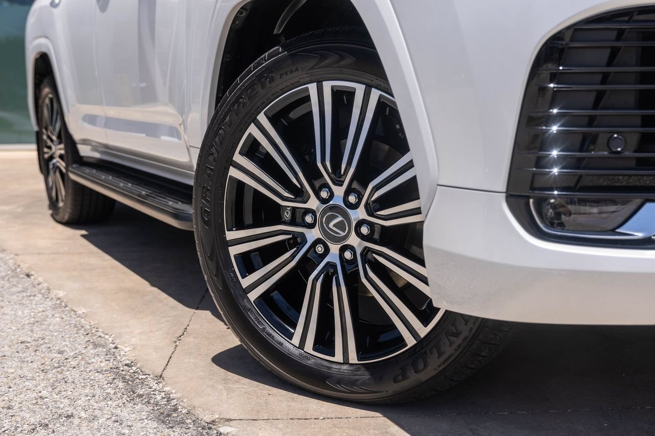 Used 2024 Lexus LX 600 4WD w/ Luxury Package image 3