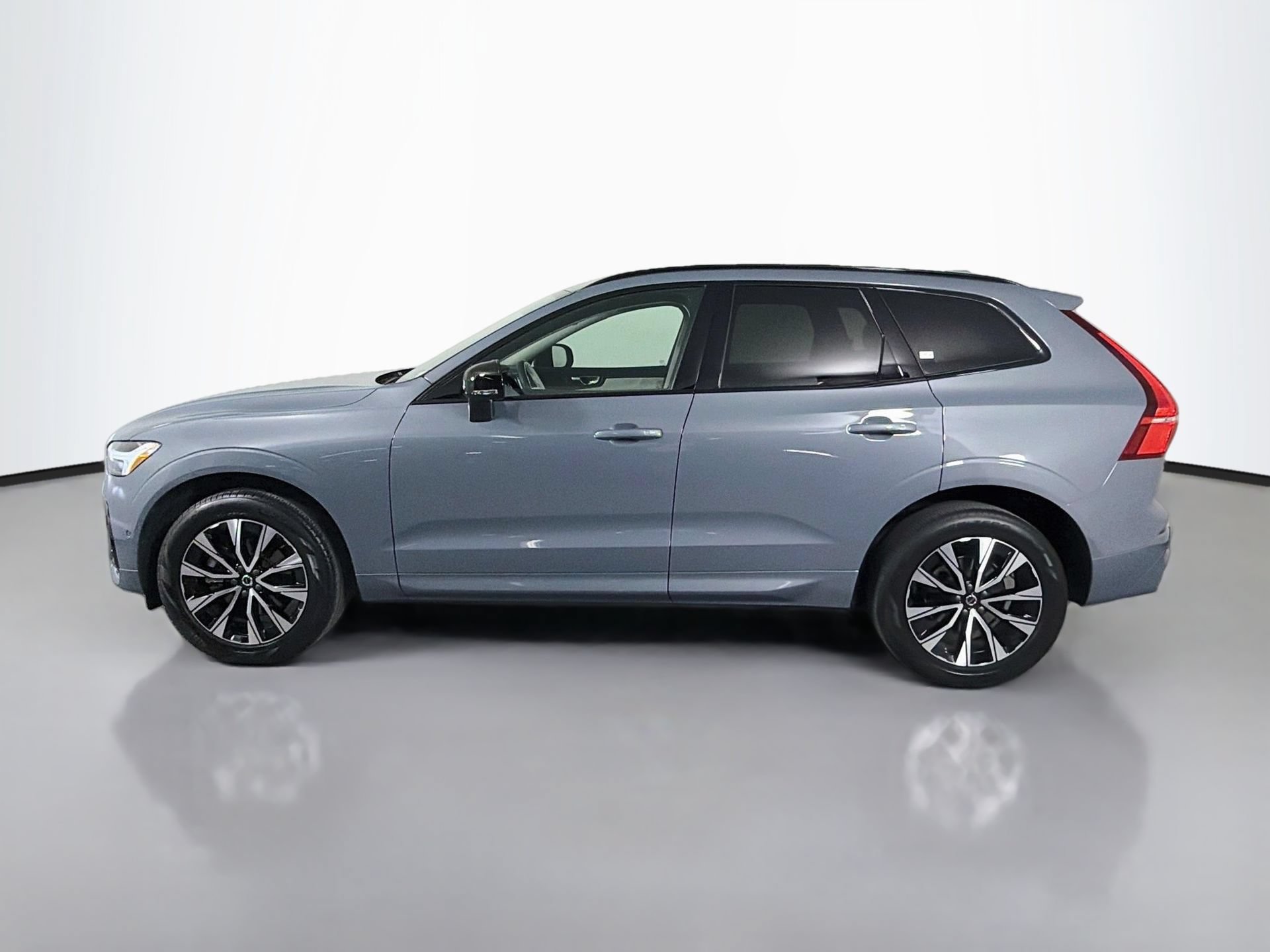 Certified 2024 Volvo XC60 B5 Plus AWD/4WD image 9