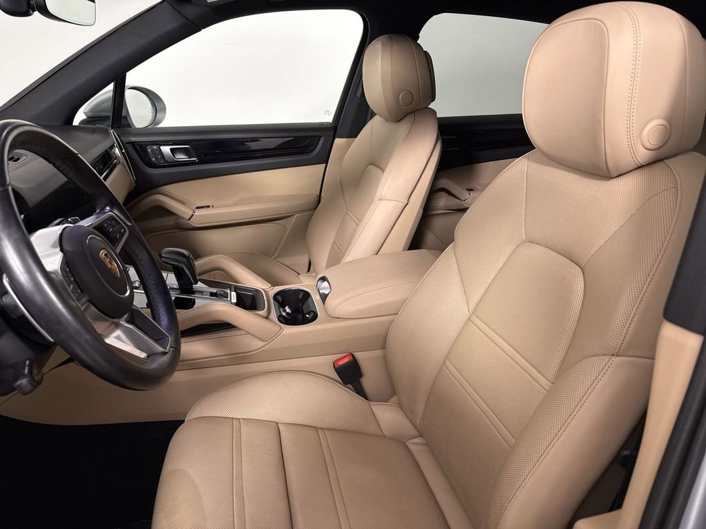 Certified 2023 Porsche Cayenne Platinum Edition image 5
