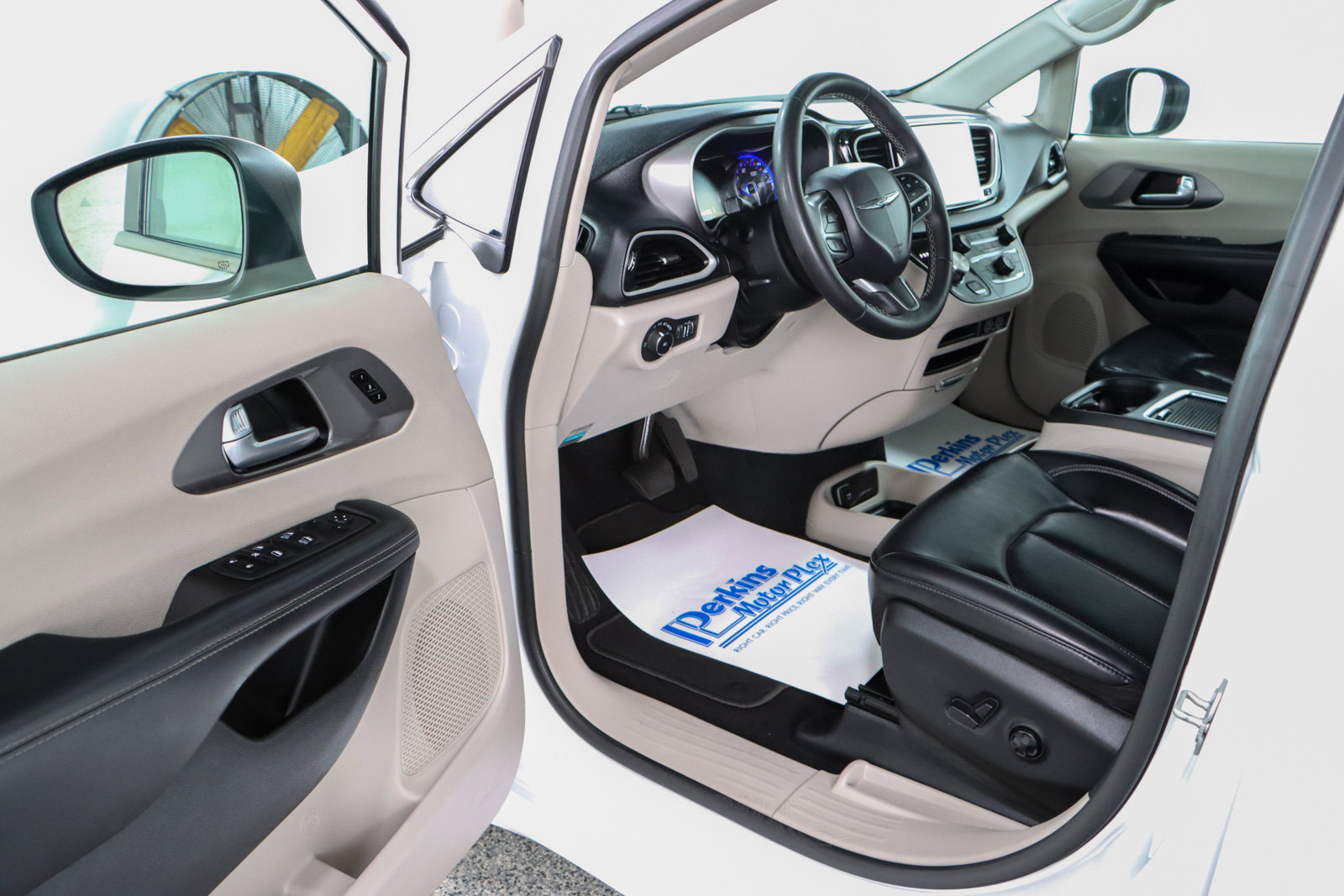 Used 2023 Chrysler Pacifica Touring-L FWD image 3