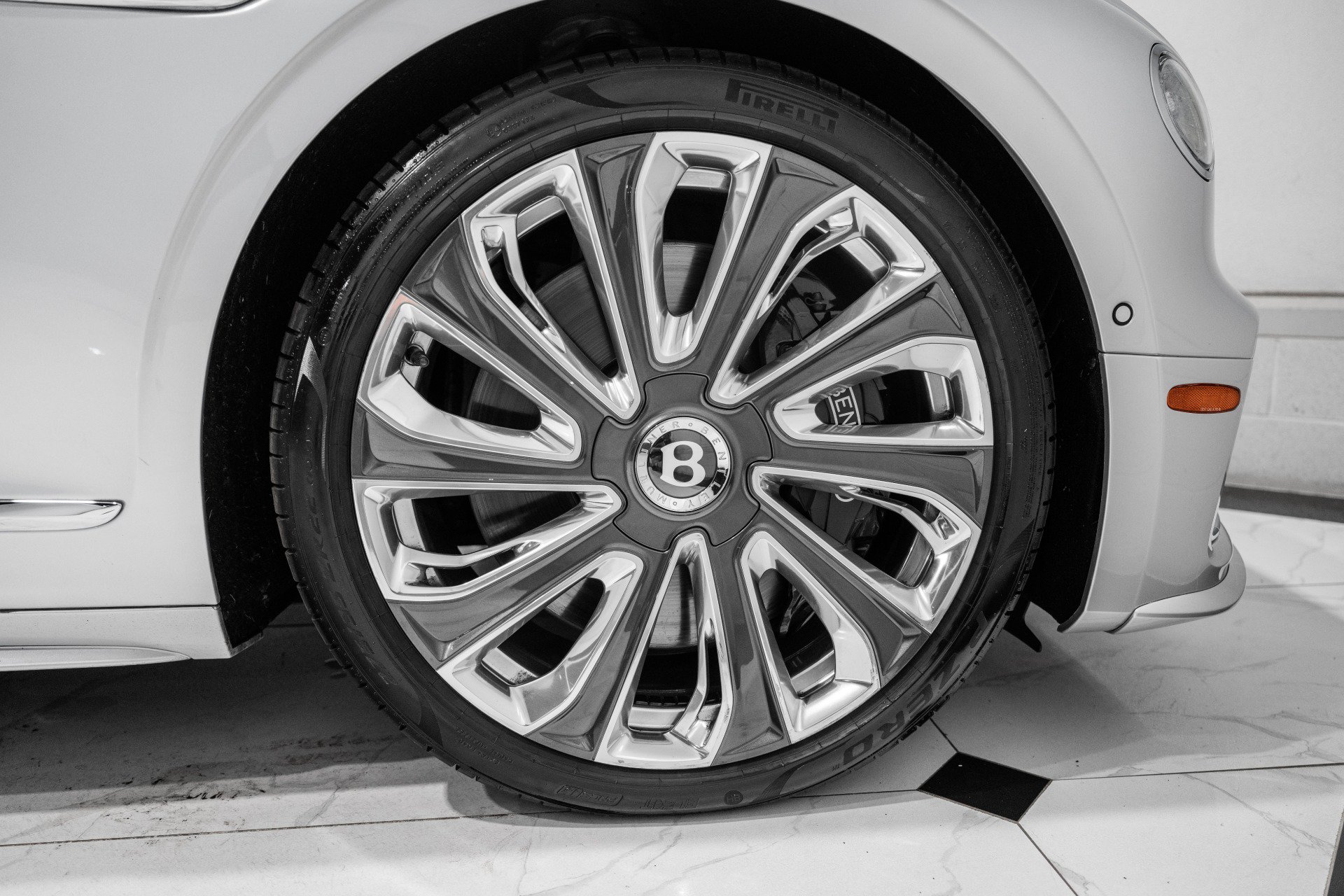 Used 2025 Bentley Flying Spur Plug-In Hybrid AWD/4WD image 18