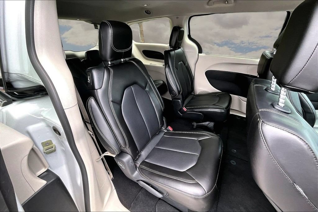 Used 2024 Chrysler Pacifica Touring-L FWD image 25