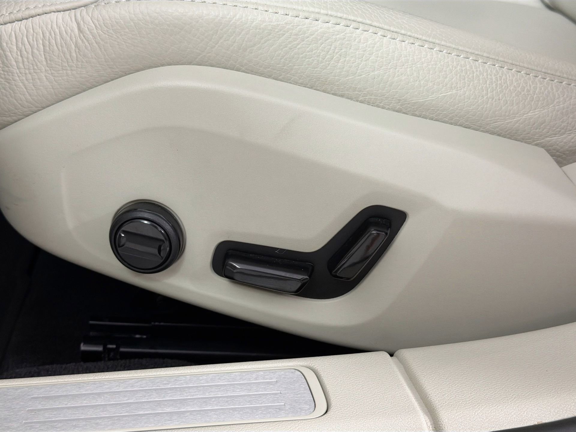 Used 2023 Volvo V60 B5 Cross Country Plus w/ Protection Package Premier image 20