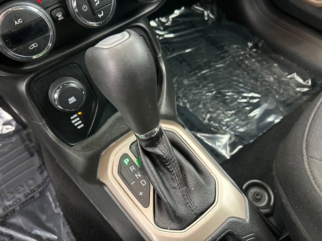 Used 2016 Jeep Renegade Latitude w/ Popular Equipment Group image 24