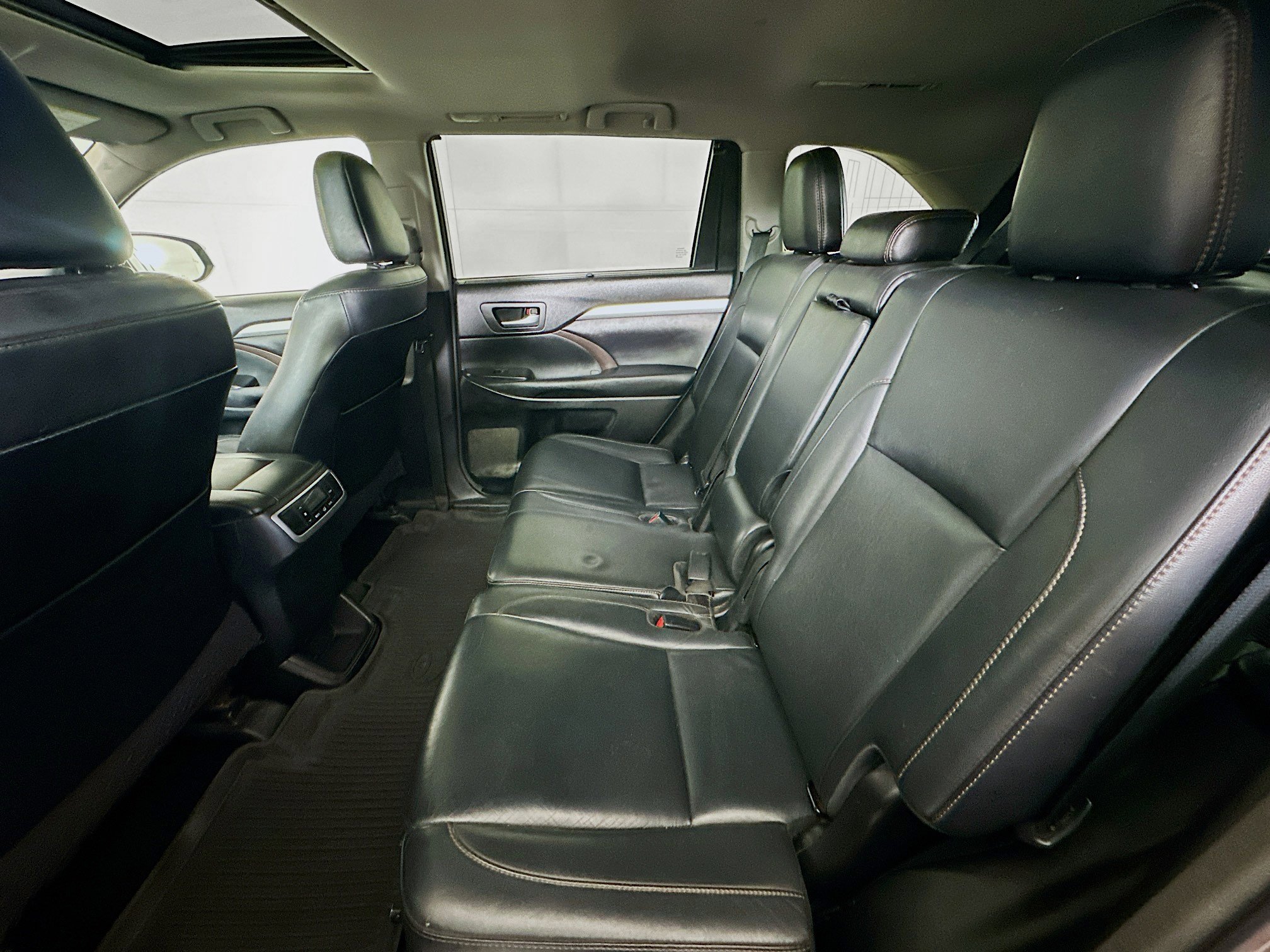 Used 2017 Toyota Highlander XLE FWD image 29