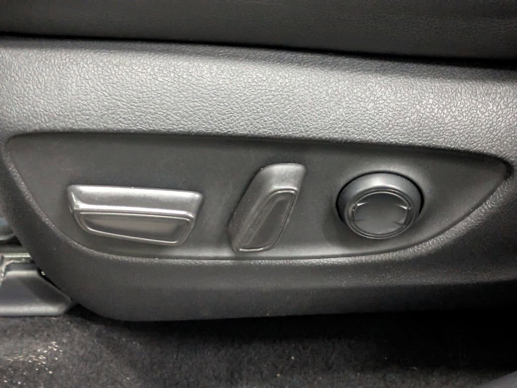 Used 2020 Toyota Highlander XLE image 21