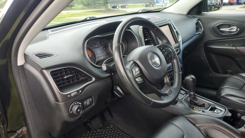 Used 2019 Jeep Cherokee Trailhawk w/ Cold Weather Group AWD/4WD image 9