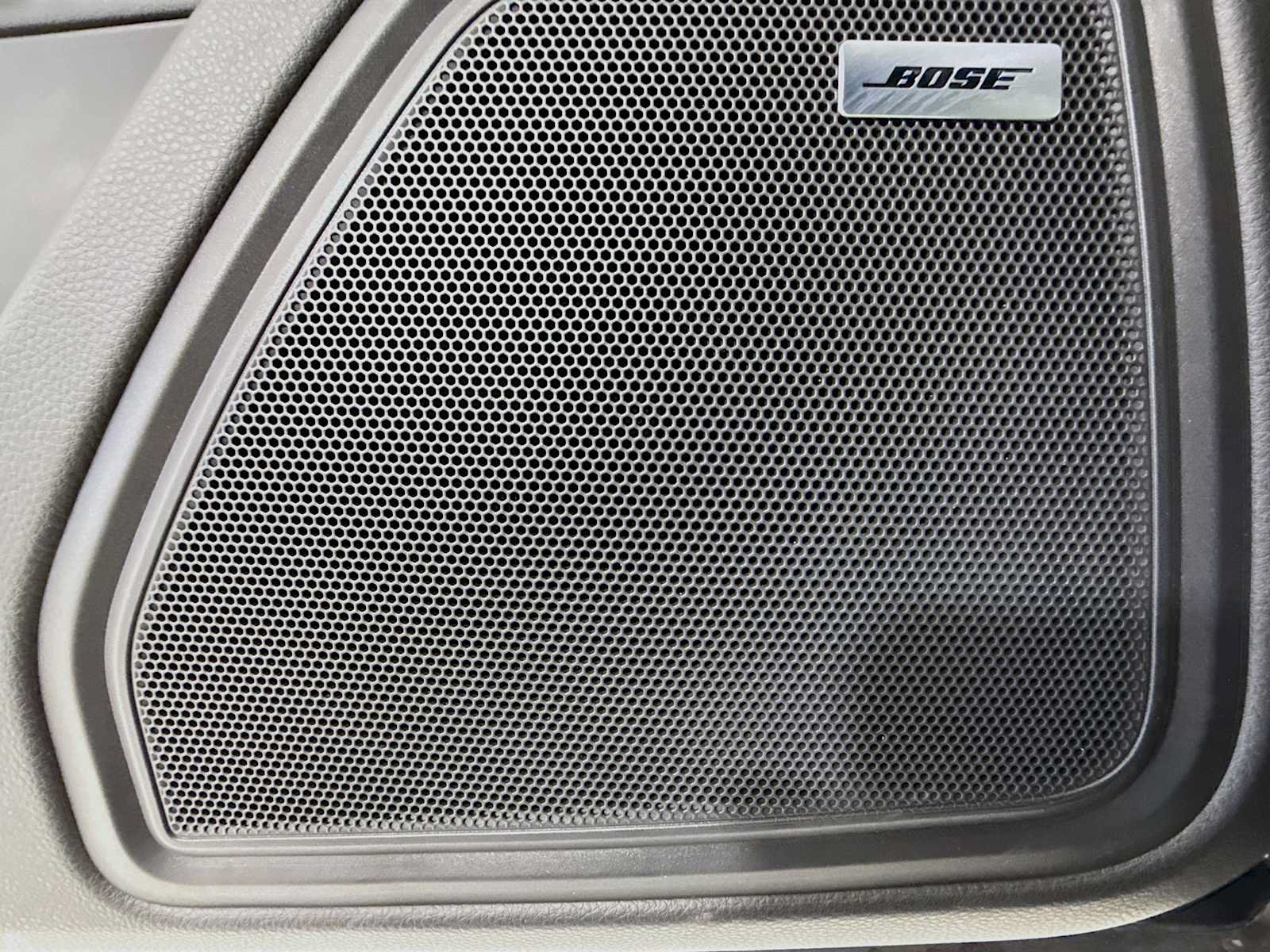 Certified 2025 Porsche Macan AWD/4WD image 12