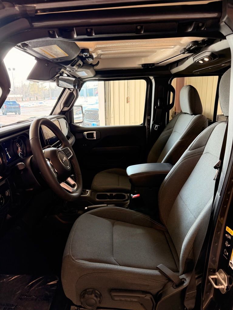 Used 2025 Jeep Wrangler Sahara image 10