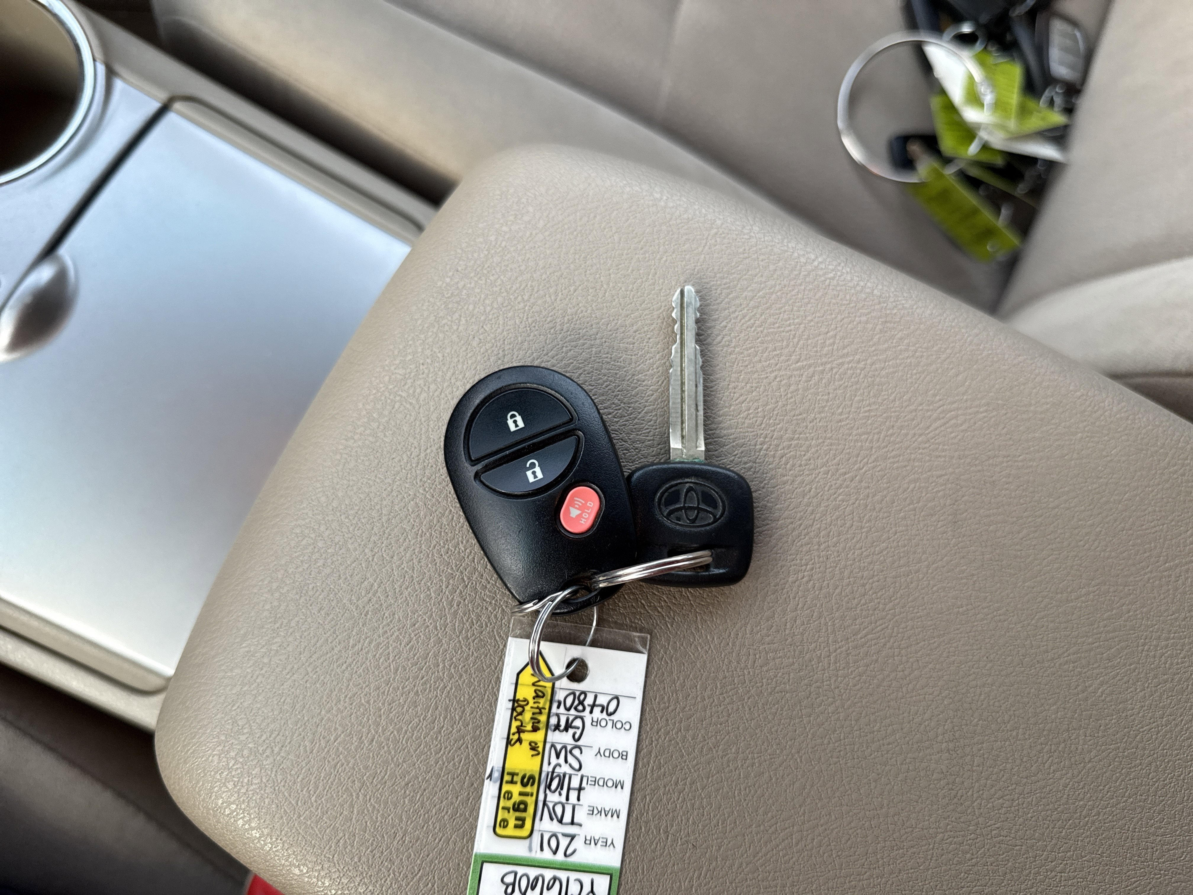 Used 2011 Toyota Highlander SE w/ Tow Pkg image 24