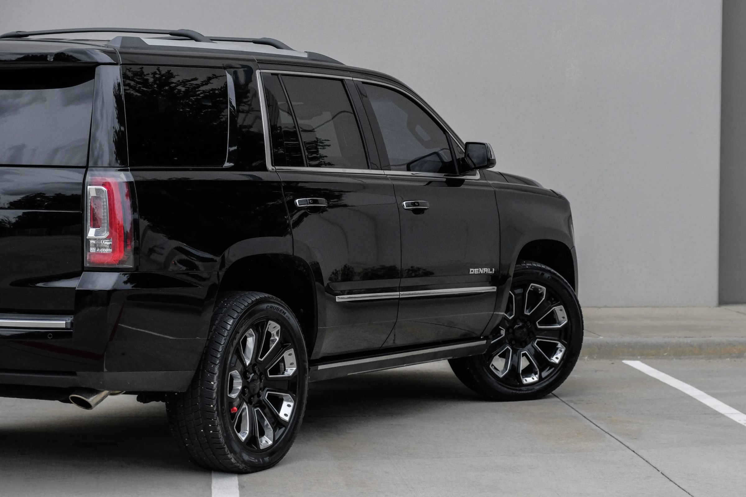 Used 2019 GMC Yukon Denali w/ Denali Ultimate Black Edition AWD/4WD image 14