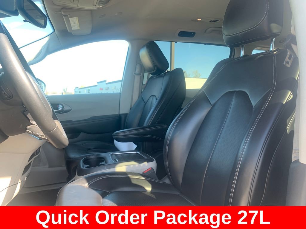 Used 2023 Chrysler Pacifica Touring-L FWD image 9