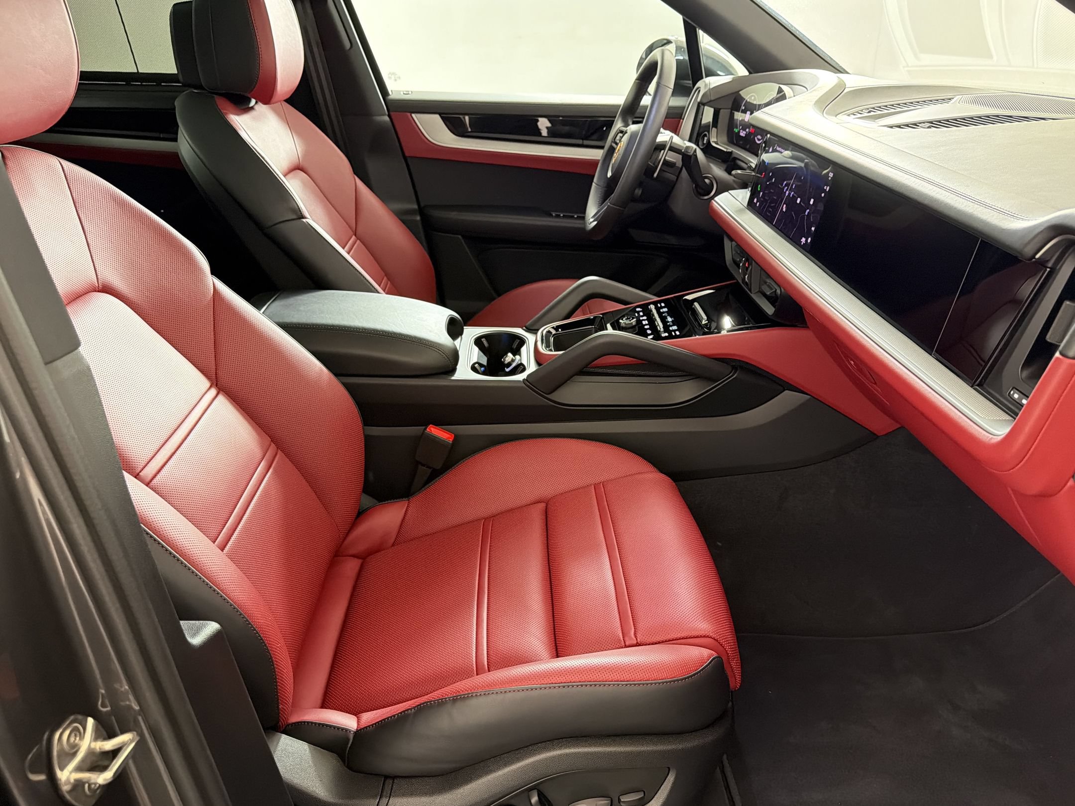 Certified 2025 Porsche Cayenne S AWD/4WD image 31
