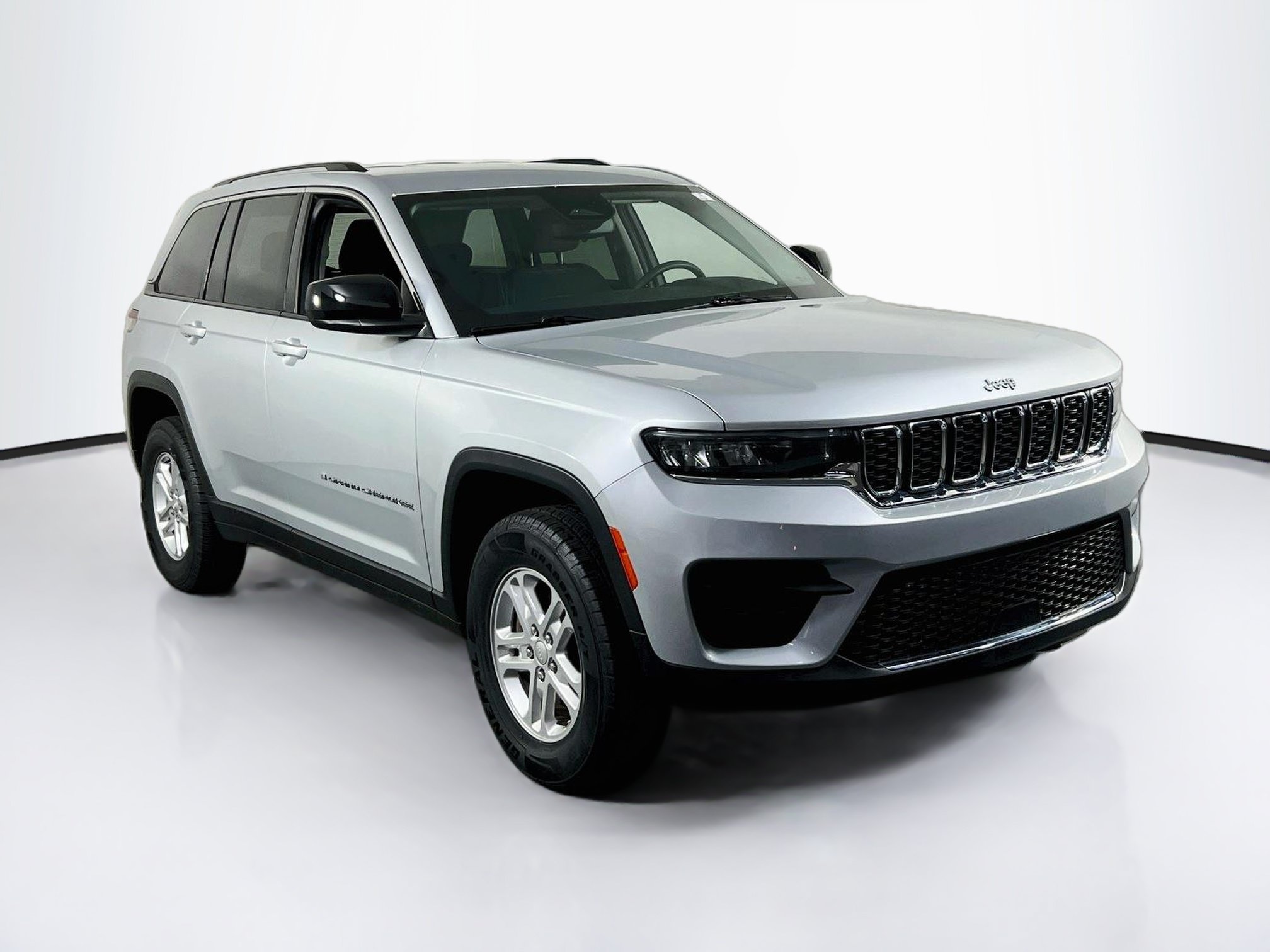 Used 2023 Jeep Grand Cherokee Laredo w/ Luxury Tech Group I AWD/4WD image 3
