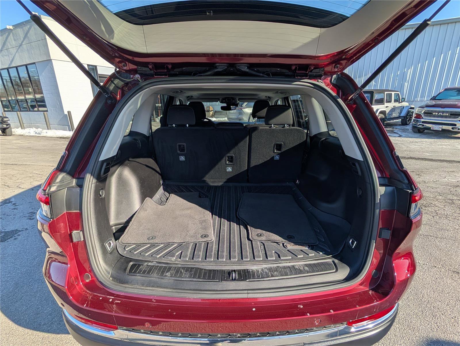 Used 2023 Jeep Grand Cherokee Laredo X image 12