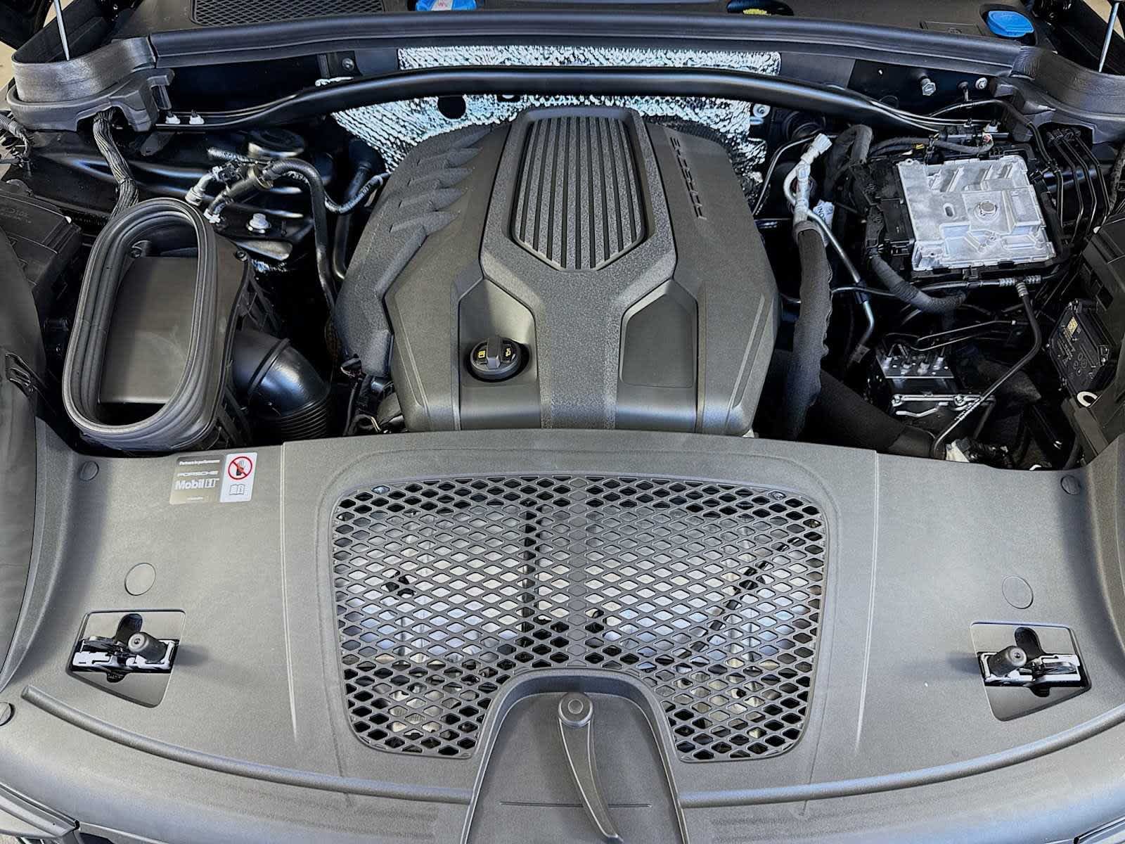 New 2025 Porsche Macan AWD/4WD image 23