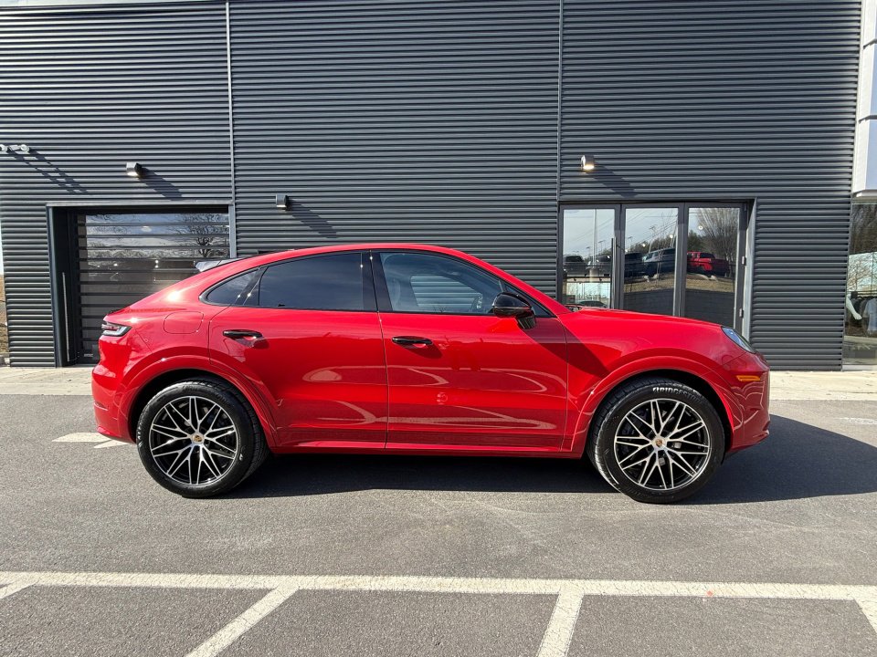 Certified 2025 Porsche Cayenne Coupe image 8