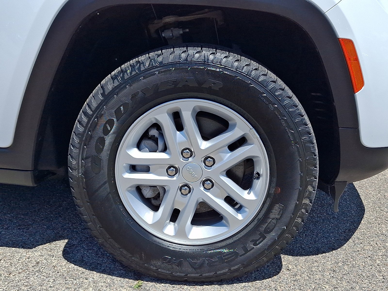 Used 2024 Jeep Grand Cherokee Laredo AWD/4WD image 8