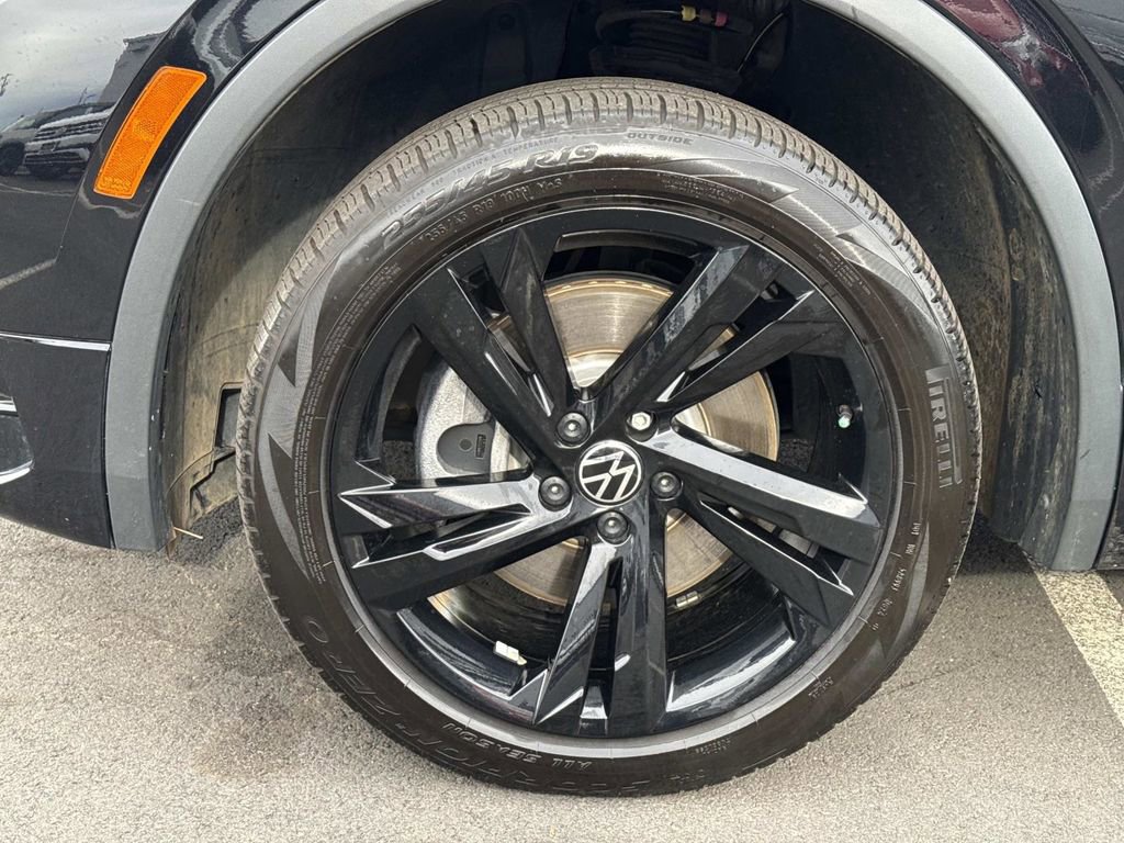 Used 2024 Volkswagen Tiguan SE R-Line AWD/4WD image 8