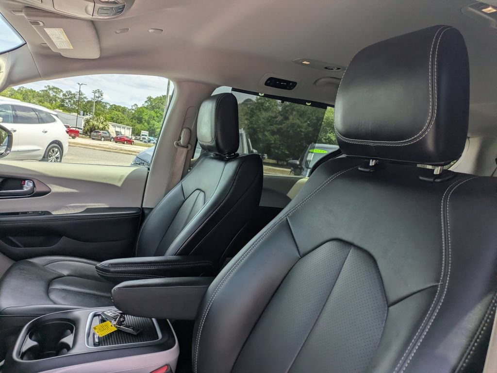 Used 2024 Chrysler Pacifica Touring-L FWD image 23