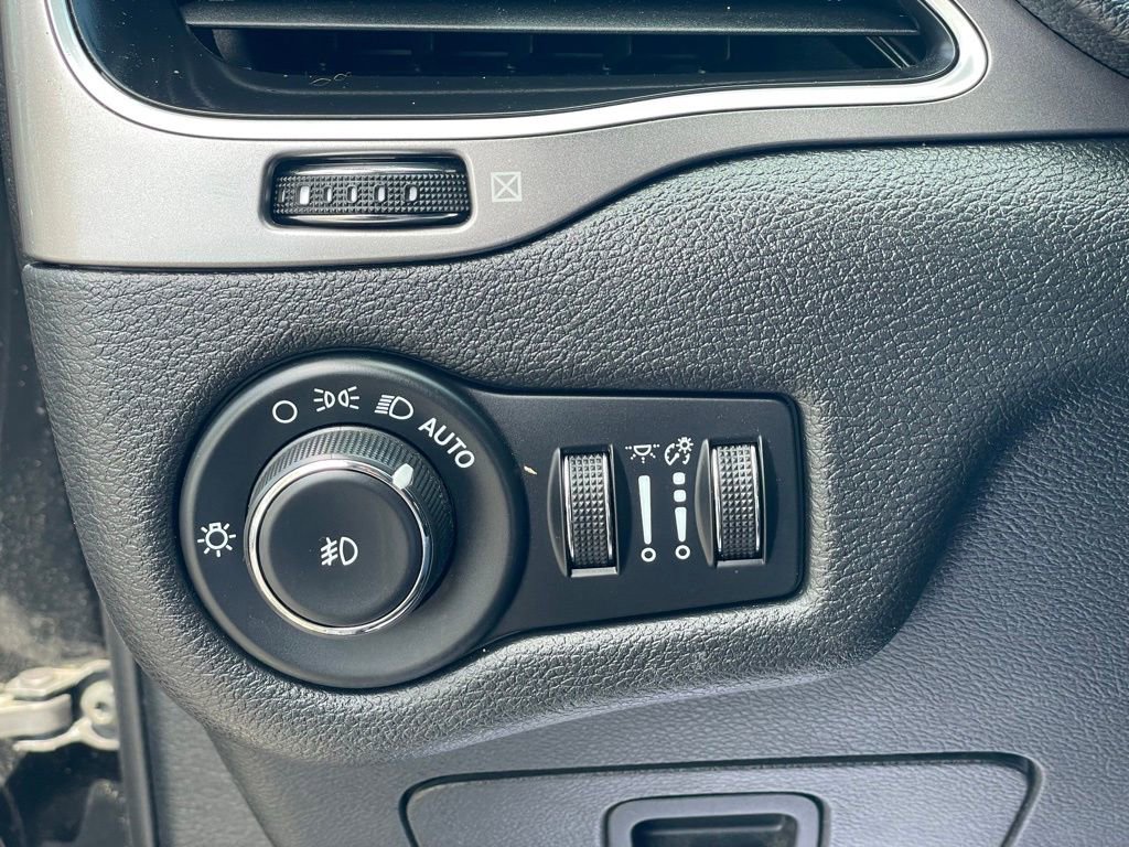 Used 2021 Jeep Cherokee Latitude Plus image 9