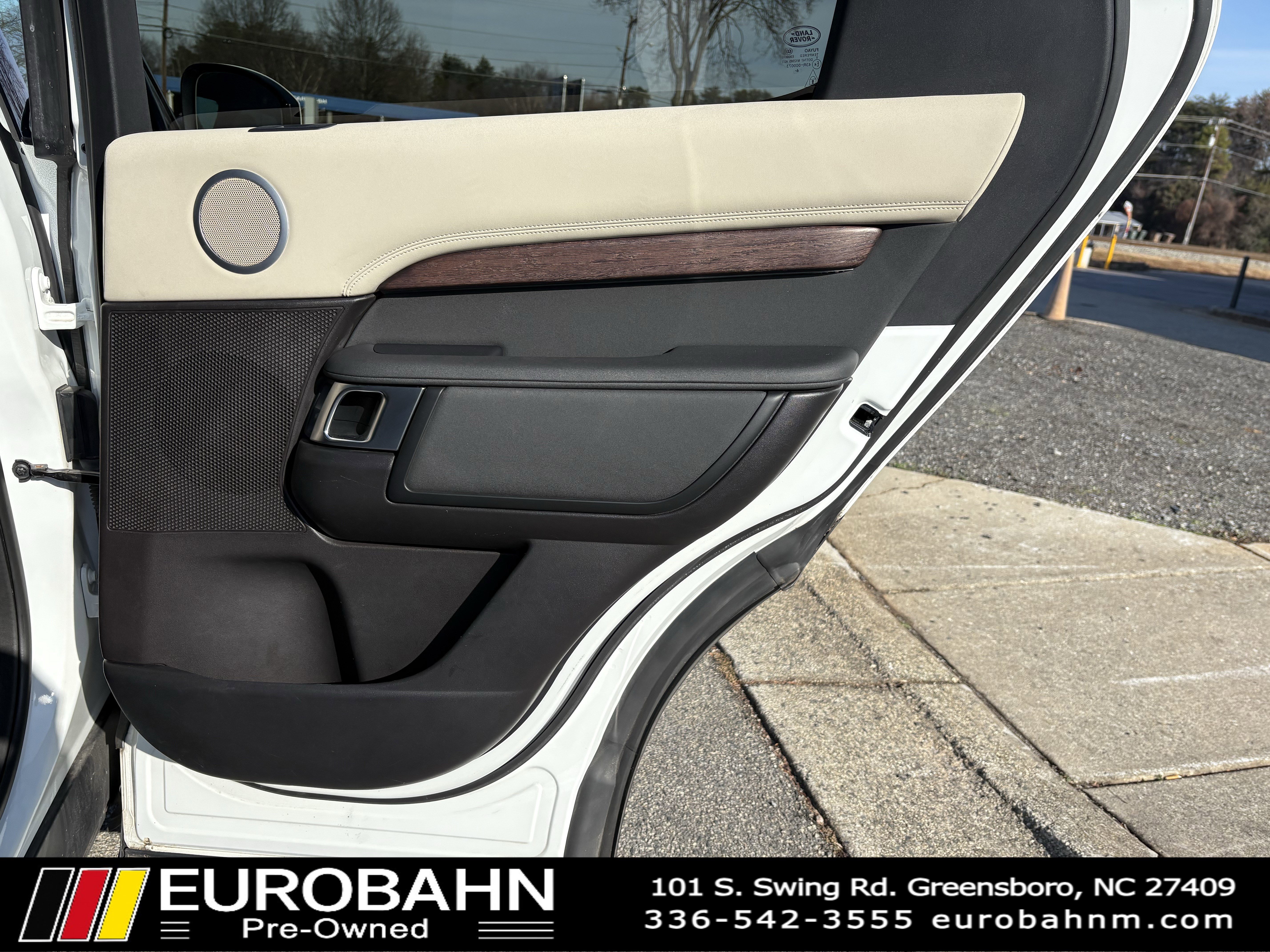 Used 2017 Land Rover Discovery HSE image 13