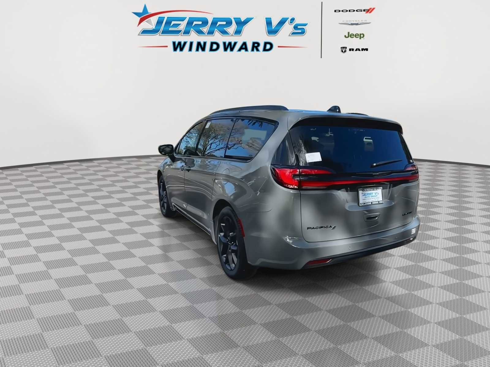 New 2025 Chrysler Pacifica Limited w/ Uconnect Theater Family Group image 6