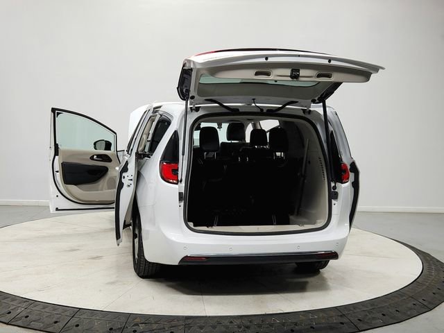 Used 2024 Chrysler Pacifica Limited image 14