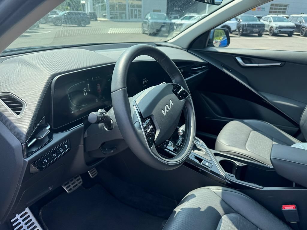 Used 2023 Kia Niro SX Touring FWD image 25