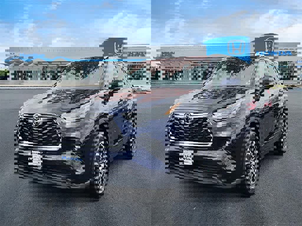 Used 2023 Toyota Highlander XLE