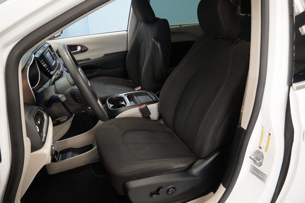 Used 2017 Chrysler Pacifica Touring Plus image 3