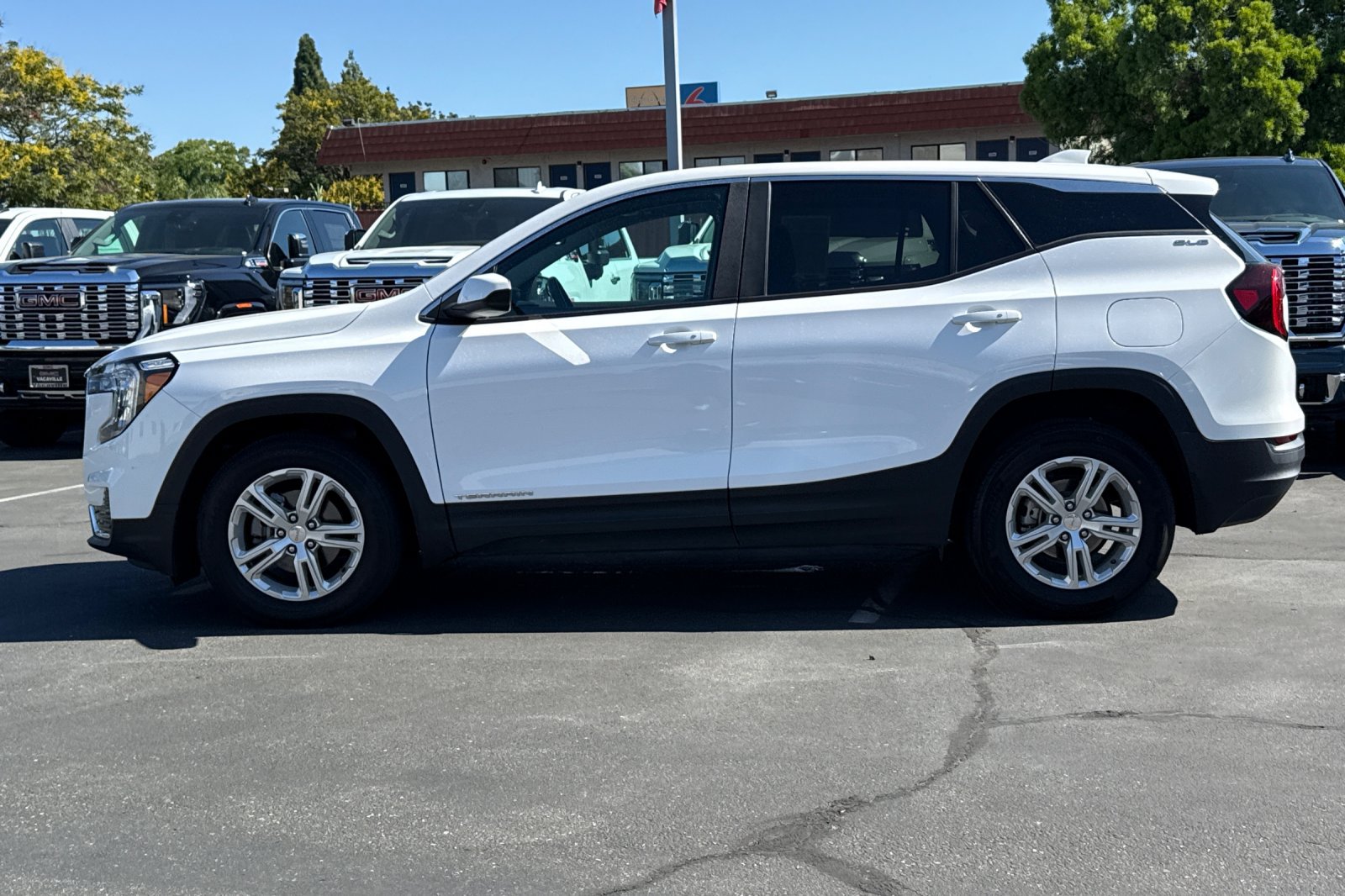 Used 2024 GMC Terrain SLE FWD image 8
