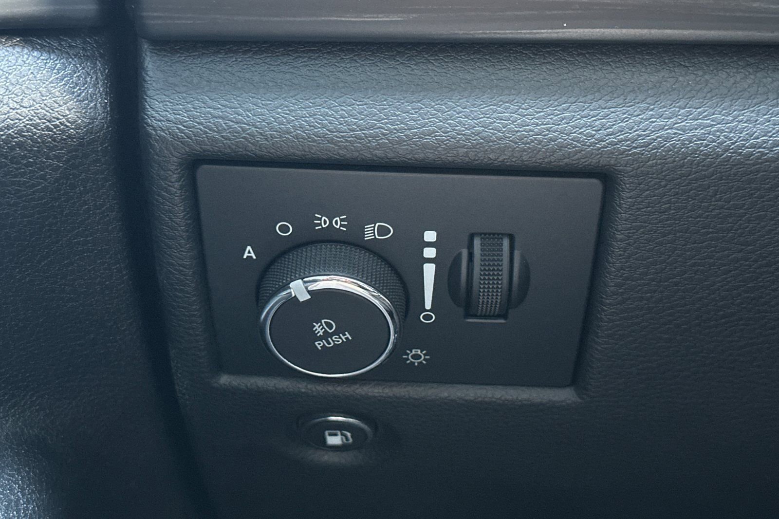 Used 2022 Jeep Grand Cherokee Laredo X image 33