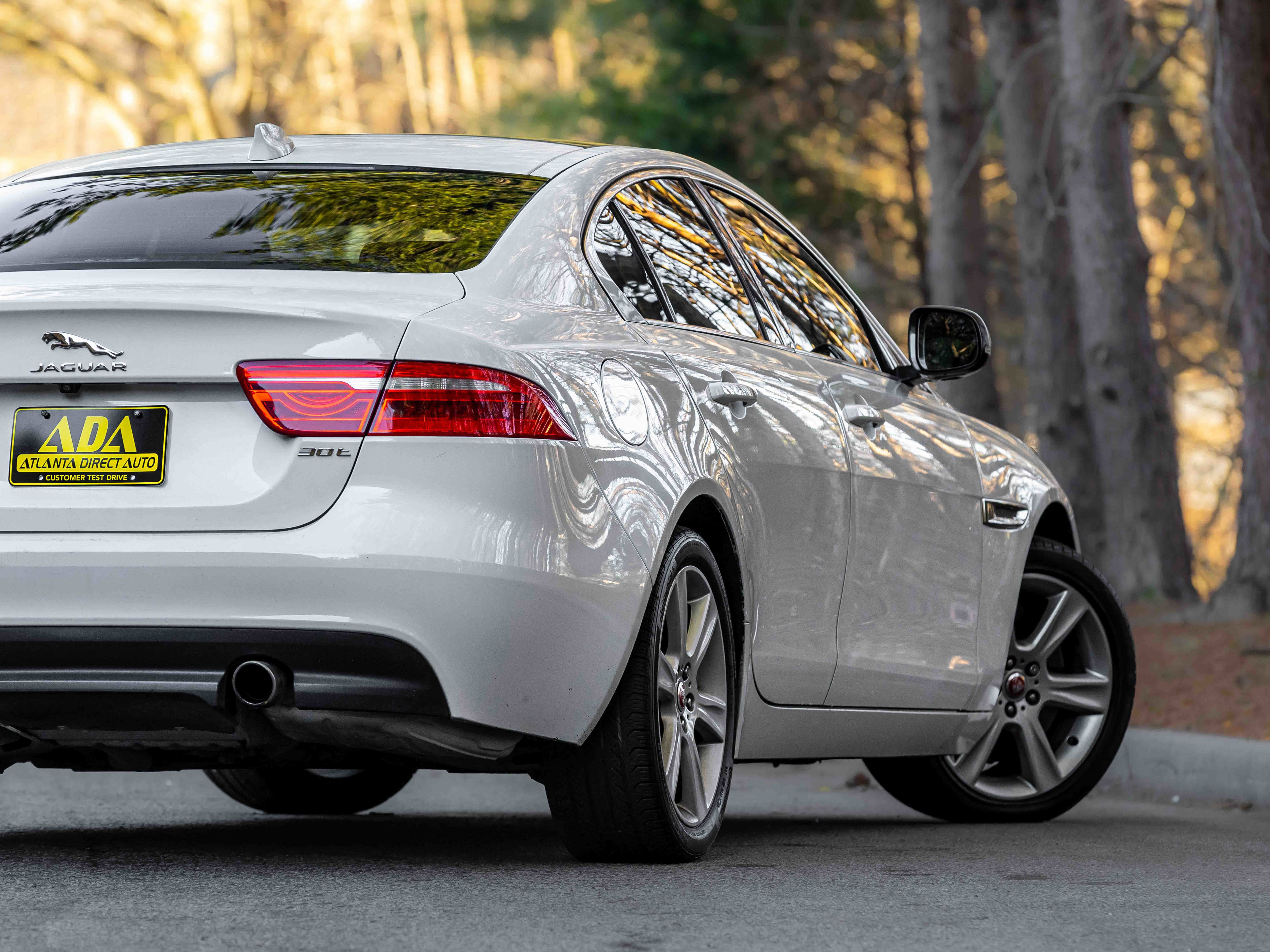 Used 2019 Jaguar XE Premium image 30
