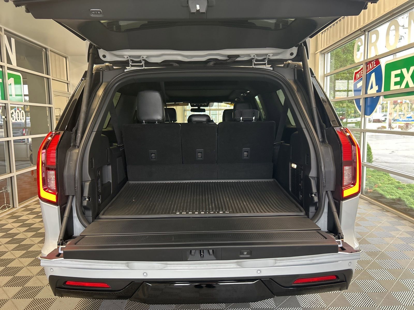 Used 2025 Ford Expedition Max Platinum w/ Stealth Appearance Package image 12