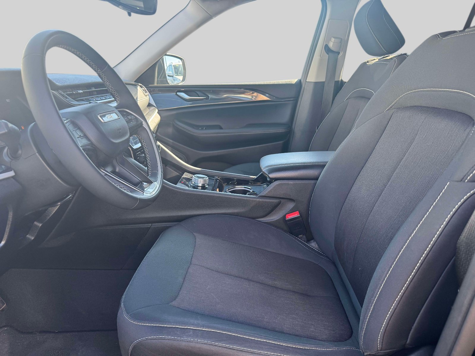 Used 2023 Jeep Grand Cherokee Laredo AWD/4WD image 13