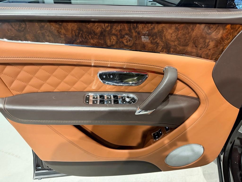 Used 2018 Bentley Bentayga AWD/4WD image 27