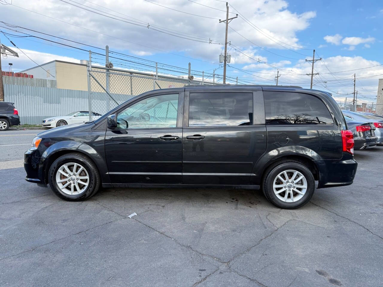 Used 2013 Dodge Grand Caravan SXT w/ UConnect Hands-Free Group image 3