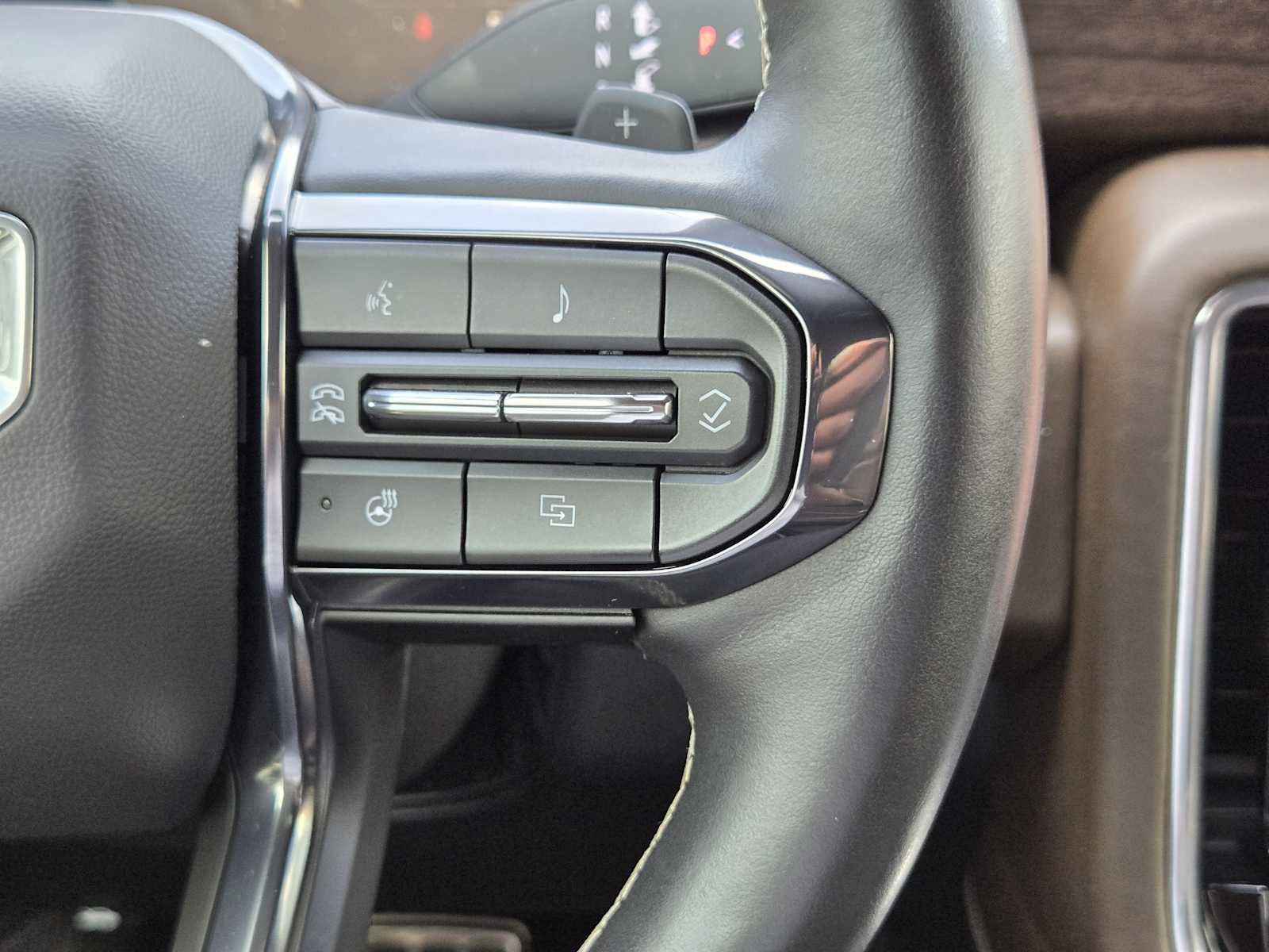 Certified 2025 GMC Yukon Denali Ultimate AWD/4WD image 29