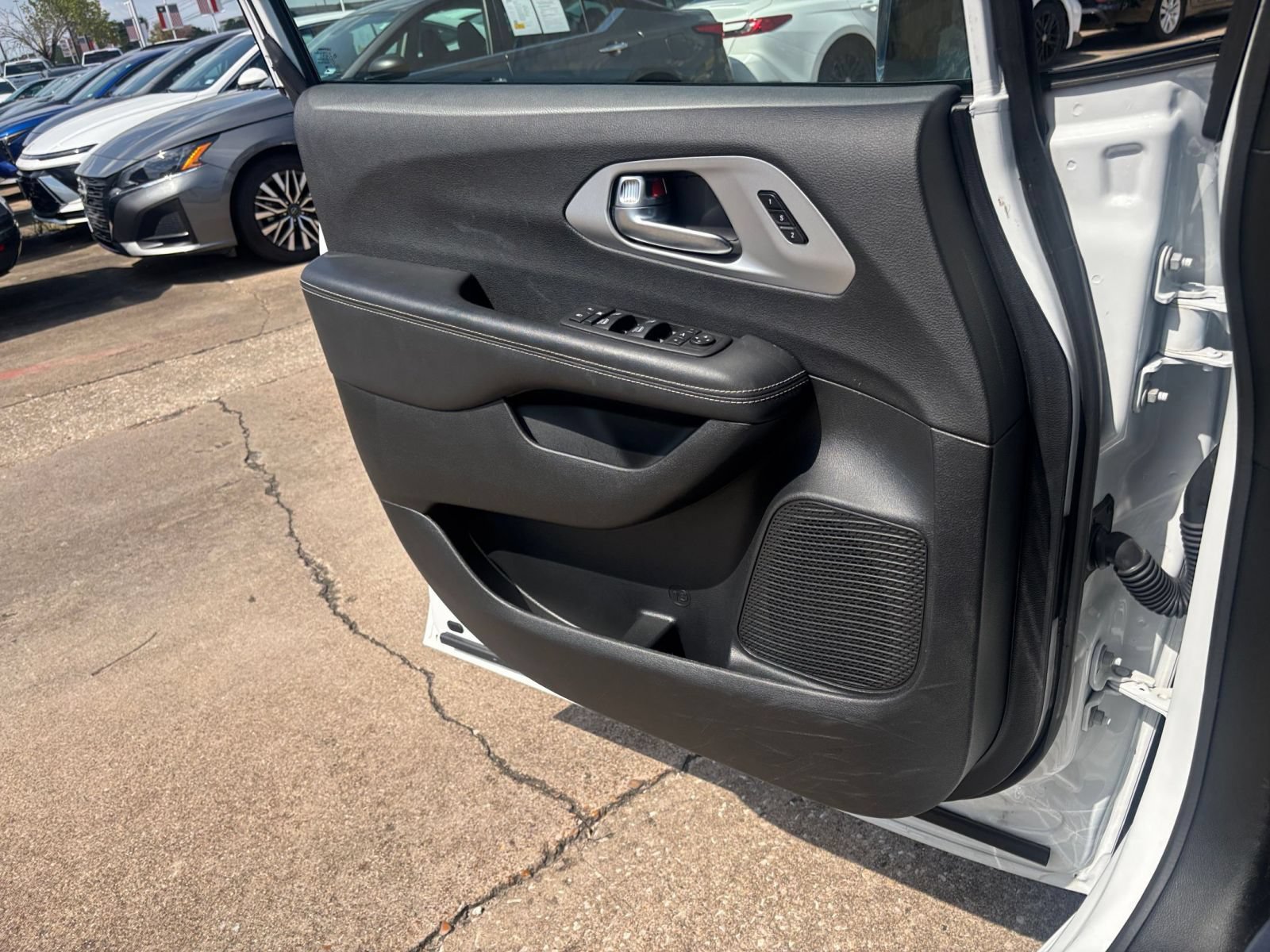 Used 2025 Chrysler Pacifica Limited FWD image 18