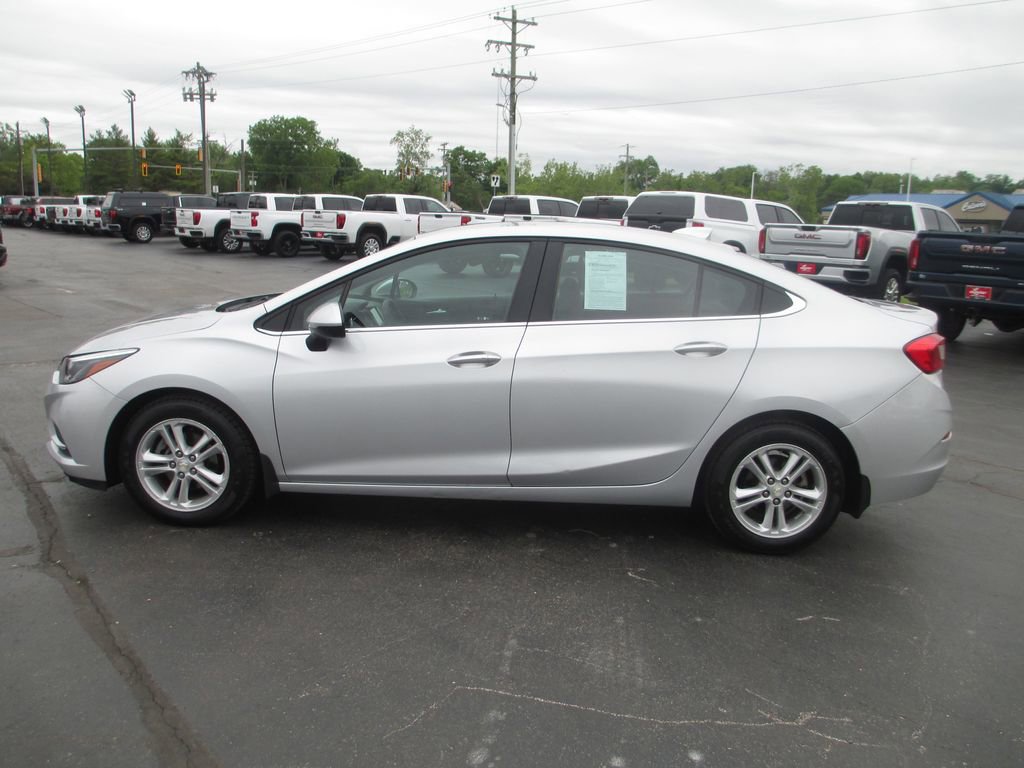 Used 2018 Chevrolet Cruze LT w/ Convenience Package FWD image 9