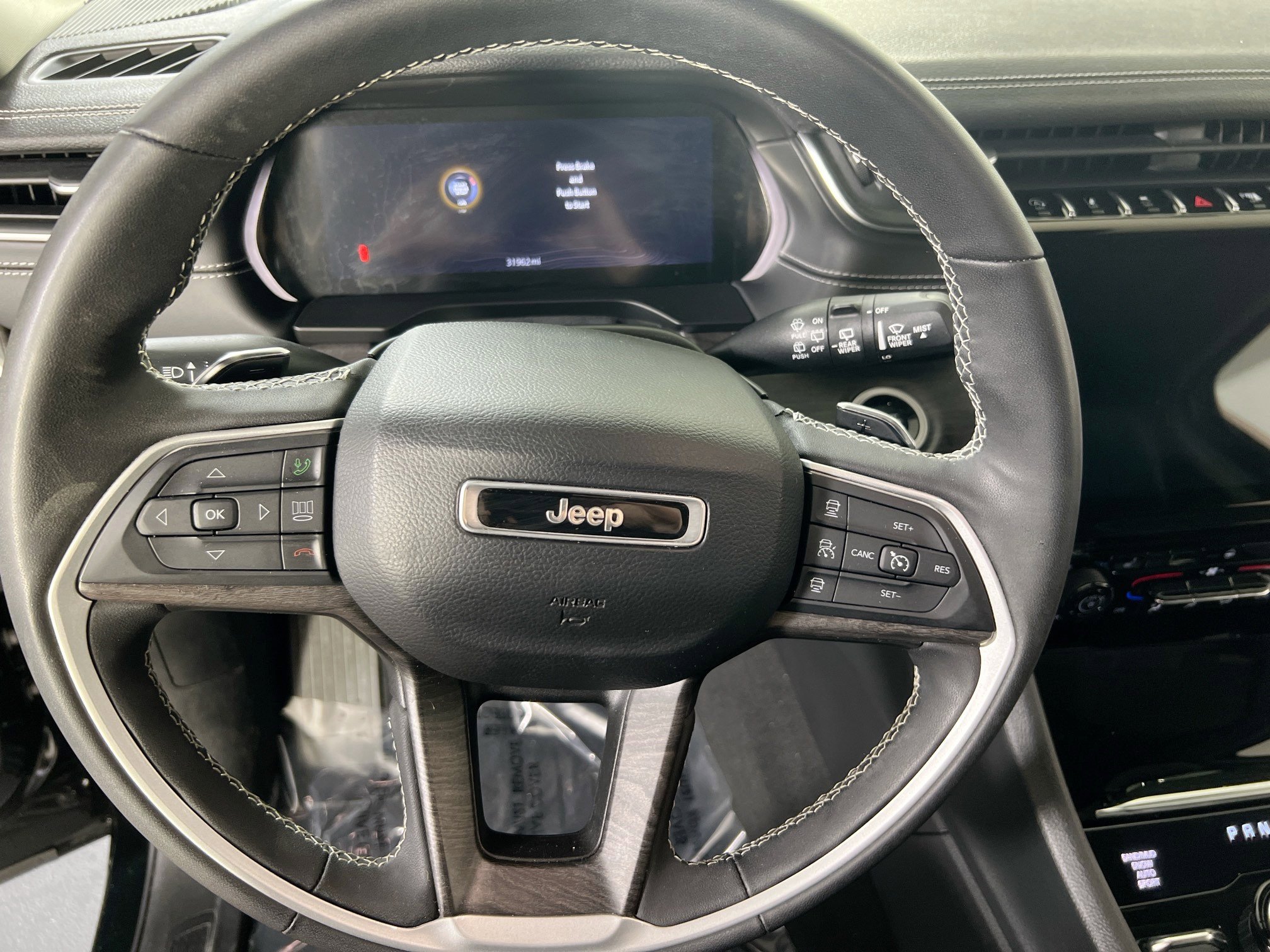 Used 2023 Jeep Grand Cherokee Limited w/ Black Appearance Package image 11