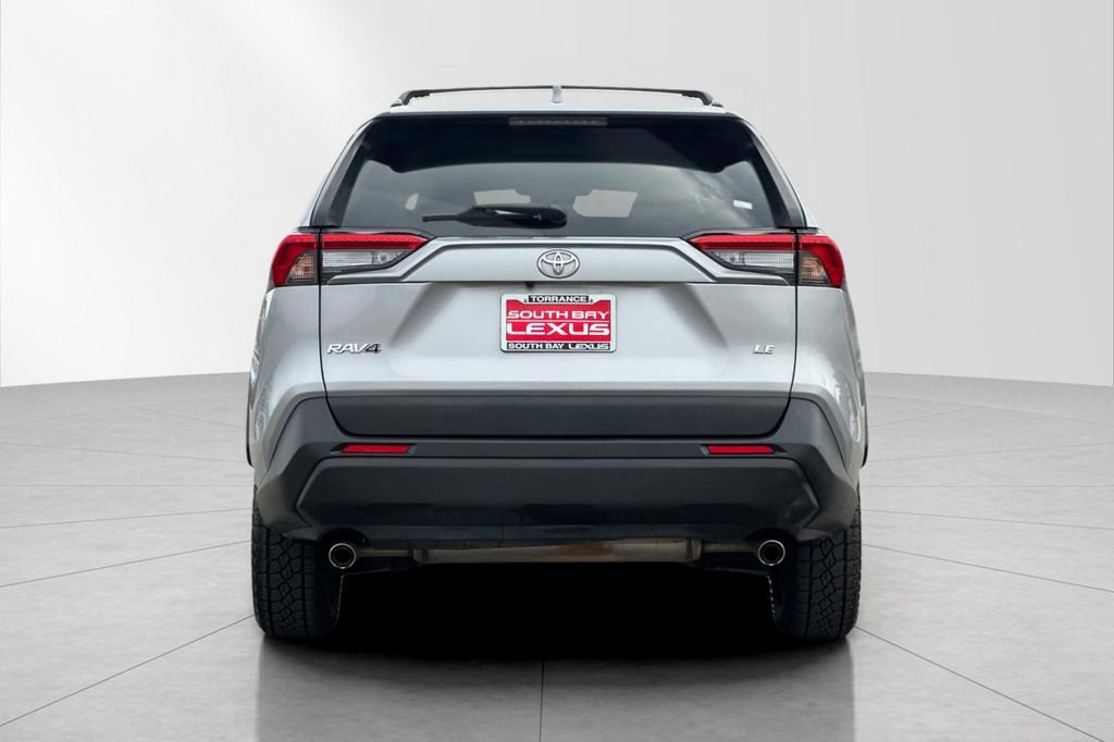 Used 2021 Toyota RAV4 LE FWD image 5