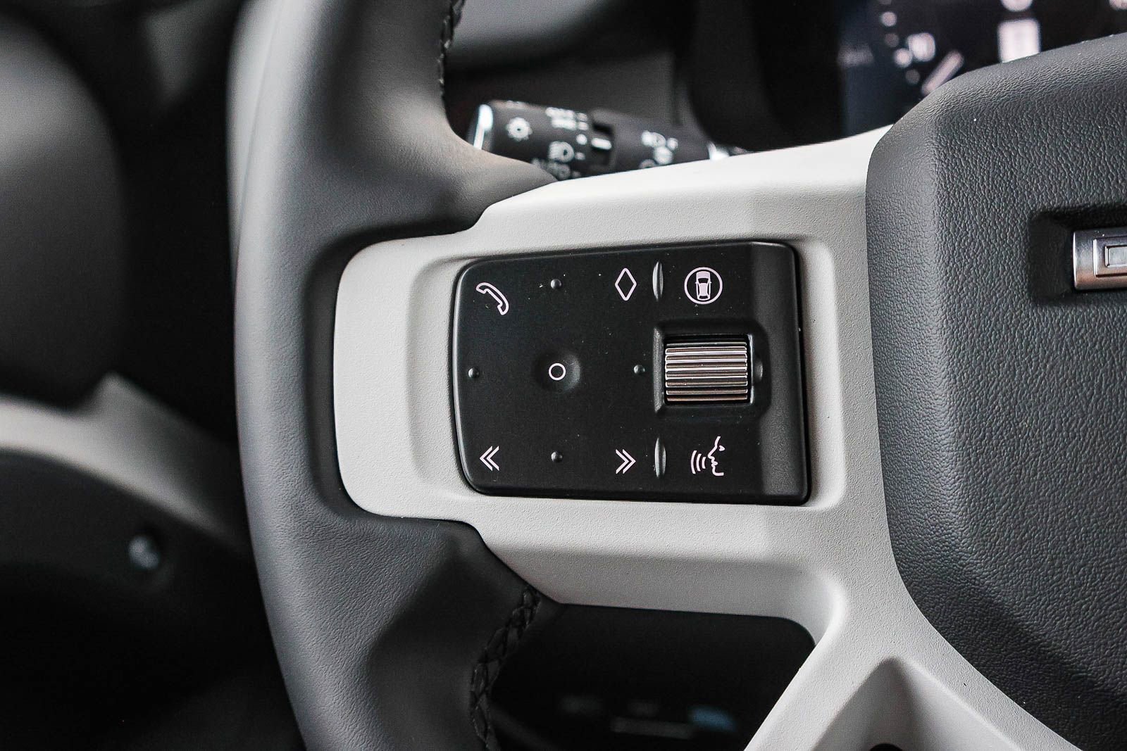 New 2026 Land Rover Defender 130 X-Dynamic SE image 38