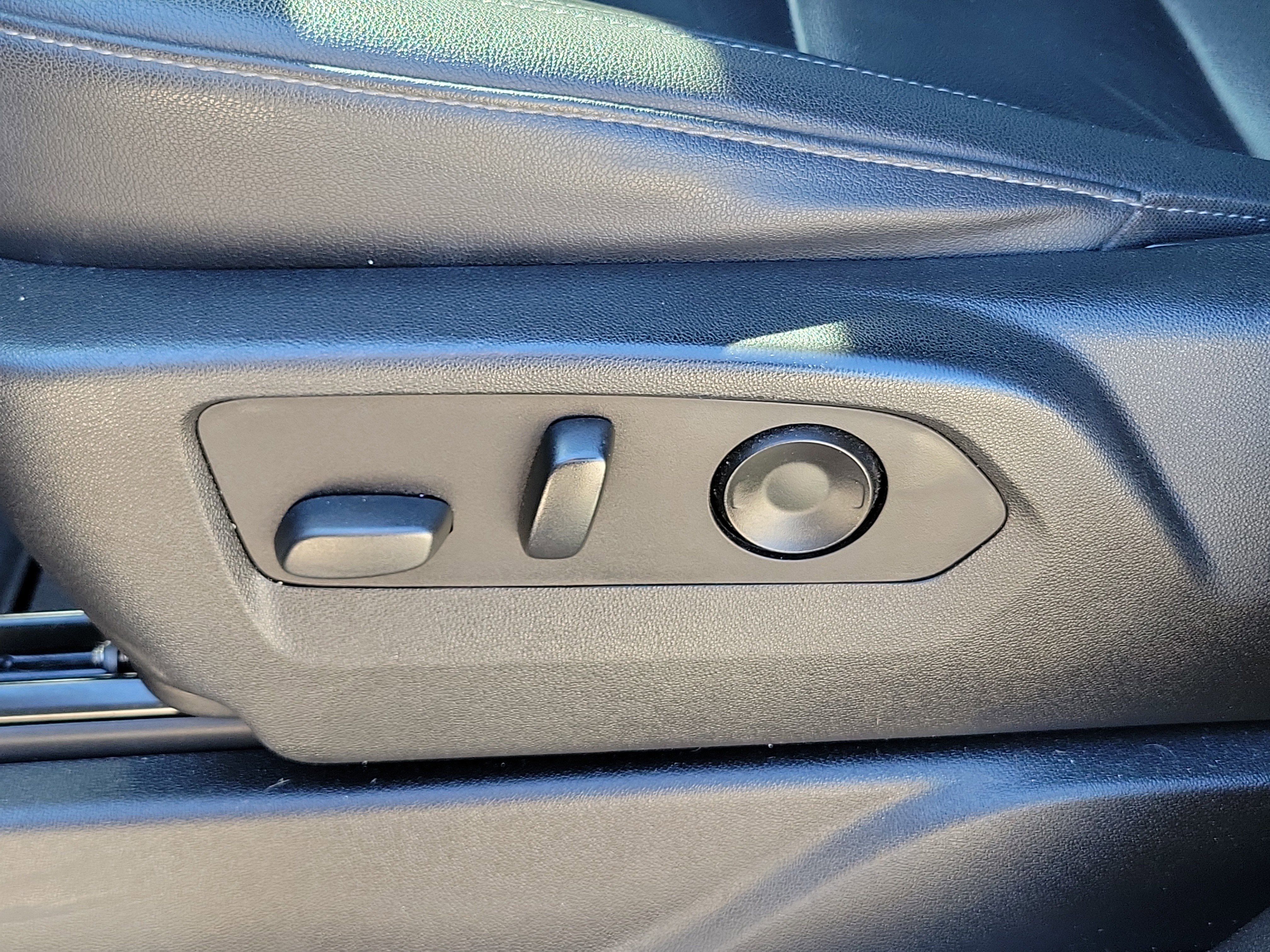 Used 2021 Chevrolet Suburban Z71 w/ Luxury Package image 21