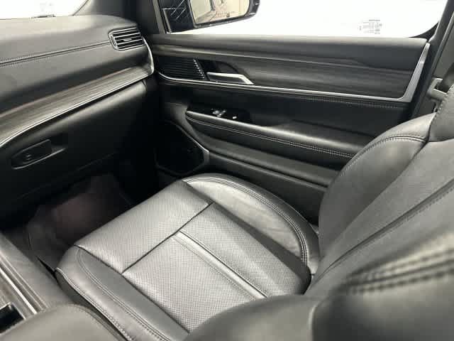 Used 2024 Jeep Wagoneer L Series II w/ Flexible Seating Group RWD image 13