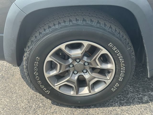 Used 2020 Jeep Cherokee Trailhawk w/ Cold Weather Group AWD/4WD image 9