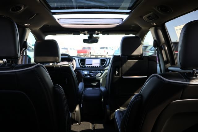 New 2026 Chrysler Pacifica Limited w/ Uconnect Theater Family Group FWD image 9