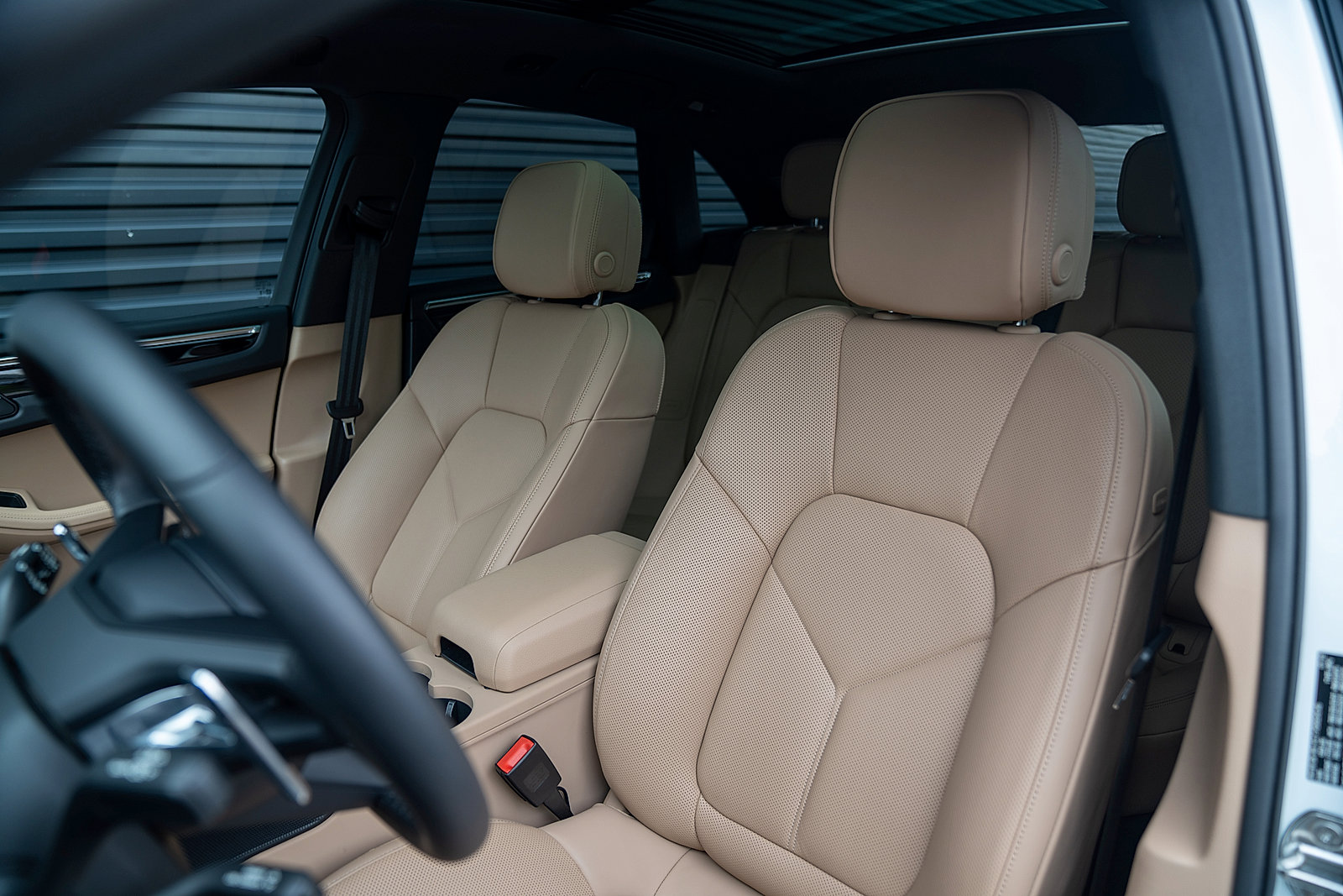 Certified 2026 Porsche Macan AWD/4WD image 5